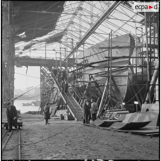 Tillon, venant de visiter un cargo en construction à la base sous-marine de Keroman à Lorient.