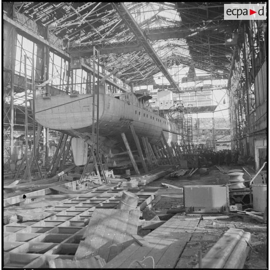 Visite d'un aviso par Tillon à la base sous-marine de Keroman à Lorient.