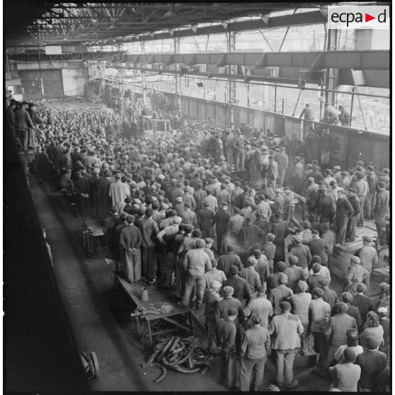 Allocution de Tillon aux ouvriers de l'arsenal à la base sous-marine de Keroman à Lorient.