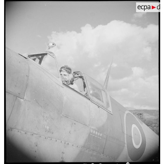 Un pilote du groupe de chasse (GC) II/7 Nice aux commandes de son Spitfire Mk V.