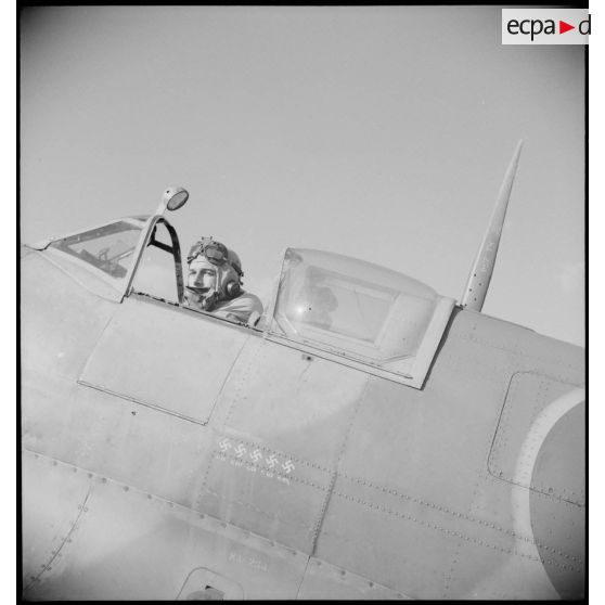 Un pilote du groupe de chasse (GC) II/7 Nice aux commandes de son Spitfire Mk V.