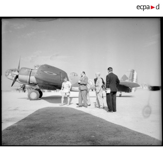 Le commissaire de l'air est reçu par les différents commandants de groupements sur la base aérienne de Casablanca.