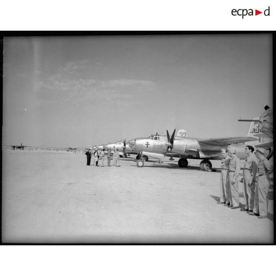 Le commissaire de l'air passe les différents équipages de B-26 Marauder en revue sur la base aérienne de Casablanca.