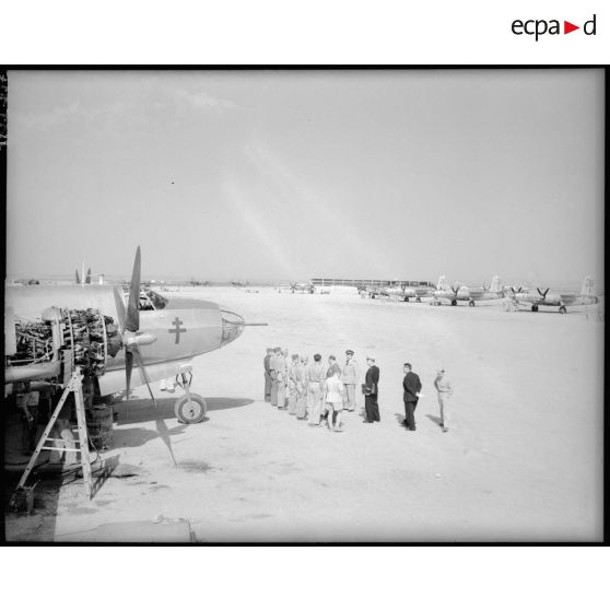 Le commissaire de l'air passe les différents équipages de B-26 Marauder en revue sur la base aérienne de Casablanca.