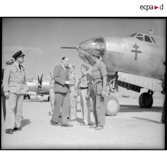 Le commissaire de l'air passe les différents équipages de B-26 Marauder en revue sur la base aérienne de Casablanca.