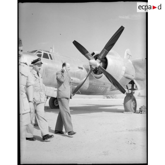 Le commissaire de l'air passe les différents bombardiers alignés sur la base aérienne de Casablanca.