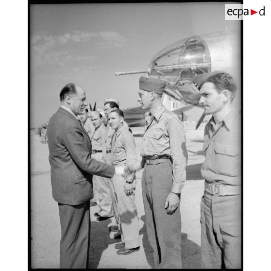 Le commissaire de l'air s'entretient avec un équipage devant leur bombardier sur la base aérienne de Casablanca.