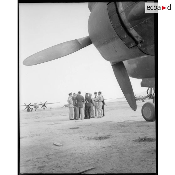 Le commissaire de l'air entouré par les commandants de groupes sur la base de Casablanca.