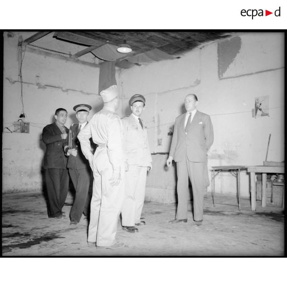 Visite du commissaire de l'air dans le foyer du soldat de la base aérienne de Casablanca.