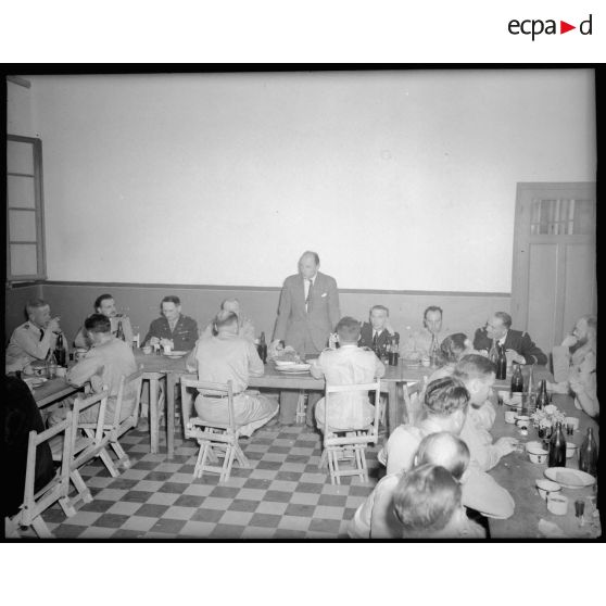 Discours du commissaire de l'air au mess des officiers sur la base aérienne de Casablanca.