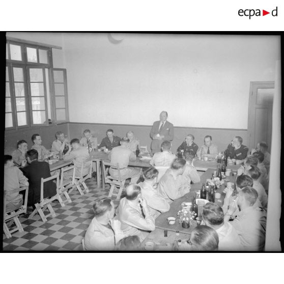 Discours du commissaire de l'air au mess des officiers sur la base aérienne de Casablanca.