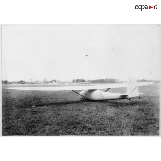 Planeur C800 dans l'herbe dans les usines Caudron en Algérie.