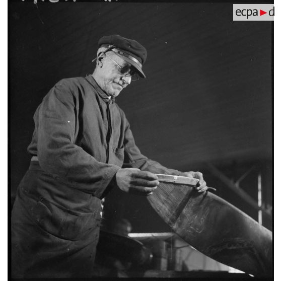 Pose du blindage du bord d'attaque de la pale à l'usine Caudron en Algérie.