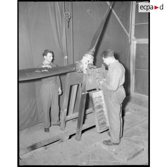 Equilibrage des pales à l'usine Caudron en Algérie.