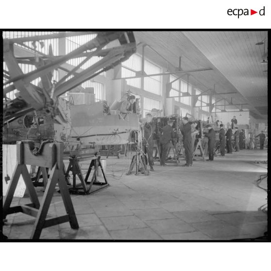 Chaîne de réparation des "Spitfires" à l'usine Caudron en Algérie.