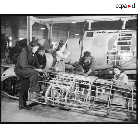 Réparation des cellules d'un avion à l'usine Caudron en Algérie.