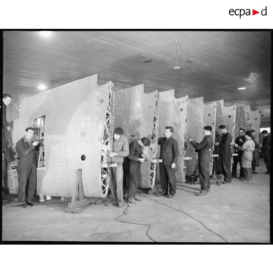 Réparation des plans d'avions à l'usine Caudron en Algérie.