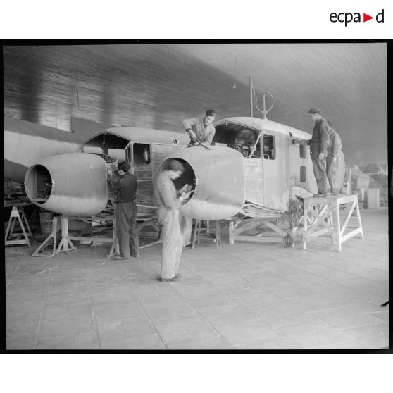 Réparation d'une cellule de Goëland à l'usine Caudron en Algérie.