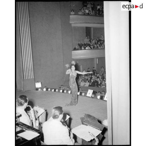 Joséphine Baker pendant son tour de chant lors du gala des Aigles au théâtre de l'Empire à Alger.