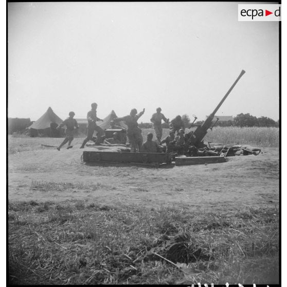 Pièce d'artillerie anti-aérienne 40mm Bofors avec tous ses servants en alerte près du lac de Bizerte.