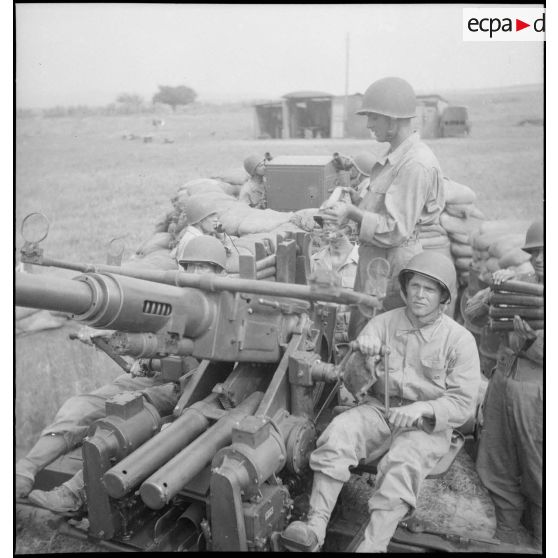 Servants d'une pièce d'artillerie anti-aérienne 40mm Bofors à leur poste près de Bizerte.