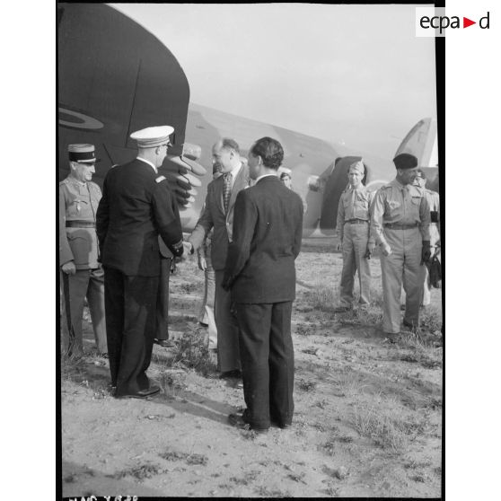 Fernand Grenier, commissaire à l'Air du Comité français de la libération nationale (CFLN), vient d'atterrir à bord d'un Lockheed C-56 Lodestar sur un terrain d'aviation à Ajaccio.