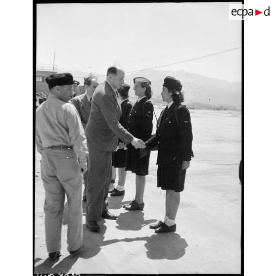 Fernand Grenier, commissaire à l'Air, passe en revue et salue les auxiliaires féminines de l'Air.