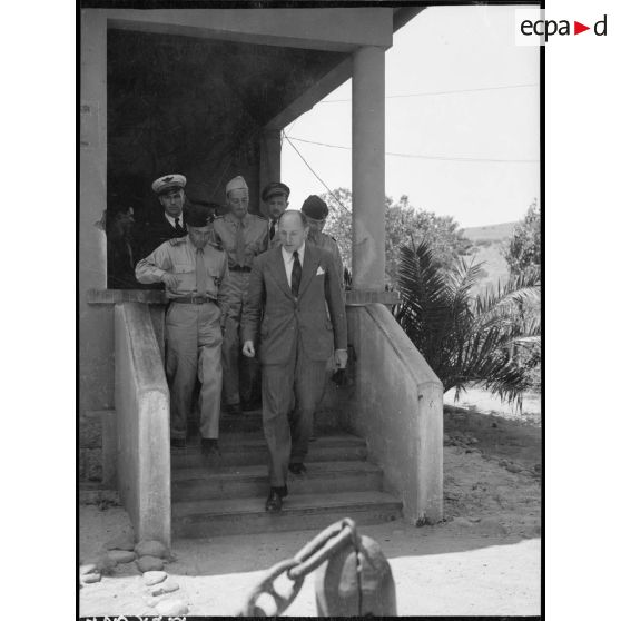 Accompagné du colonel Gérardot, Fernand Grenier, commissaire à l'Air, visite les installations du terrain d'Ajaccio.