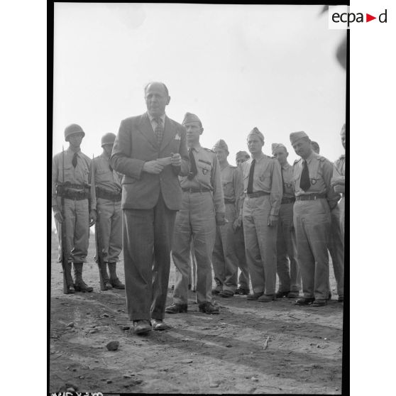 Revue de troupe par le commissaire à l'air.