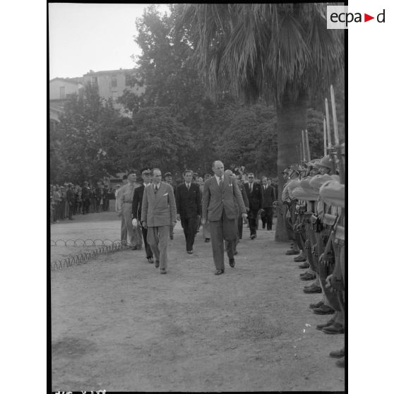 Cérémonie et discours au monument aux morts, square de la mairie à Ajaccio.