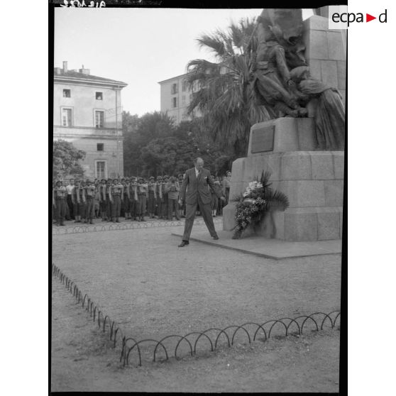 Cérémonie et discours au monument aux morts, square de la mairie à Ajaccio.