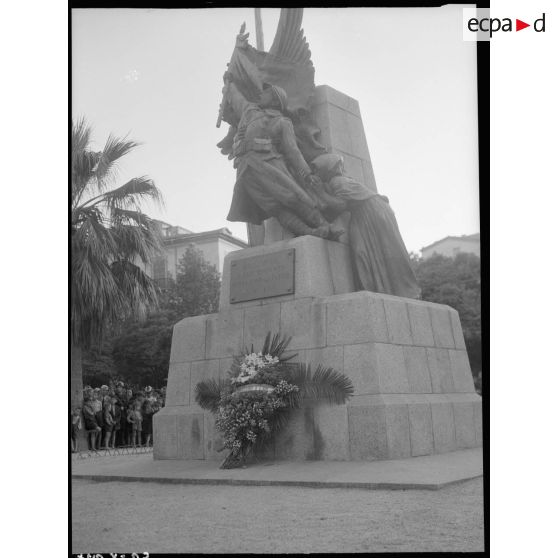 Cérémonie et discours au monument aux morts, square de la mairie à Ajaccio.