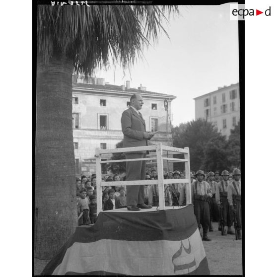 Cérémonie et discours au monument aux morts, square de la mairie à Ajaccio.