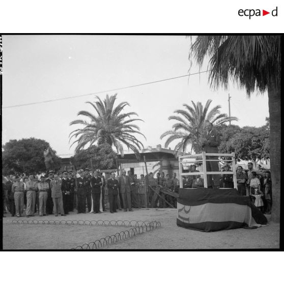 Cérémonie et discours au monument aux morts, square de la mairie à Ajaccio.