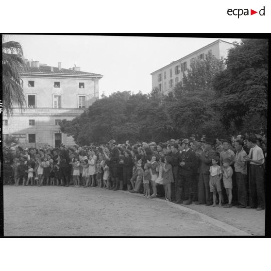 Cérémonie et discours au monument aux morts, square de la mairie à Ajaccio.