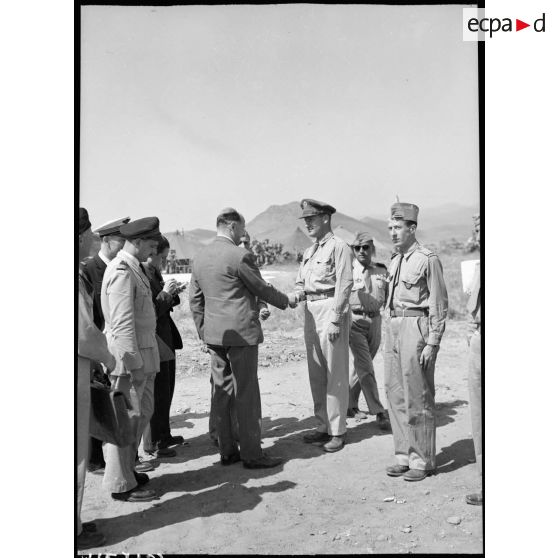 Fernand Grenier, commissaire à l'air en visite sur une base aérienne.