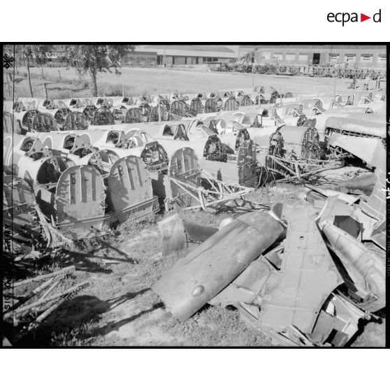 Alignement de fuselages sur le terrain d'aviation de Blida.