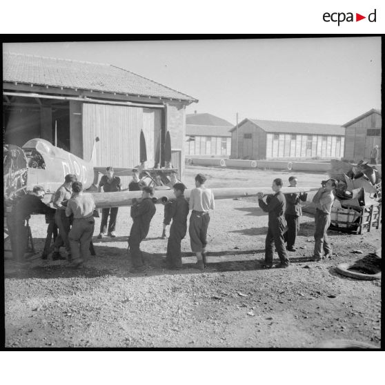 Démontage des plans de l'avion sur la base aerienne de Blida.