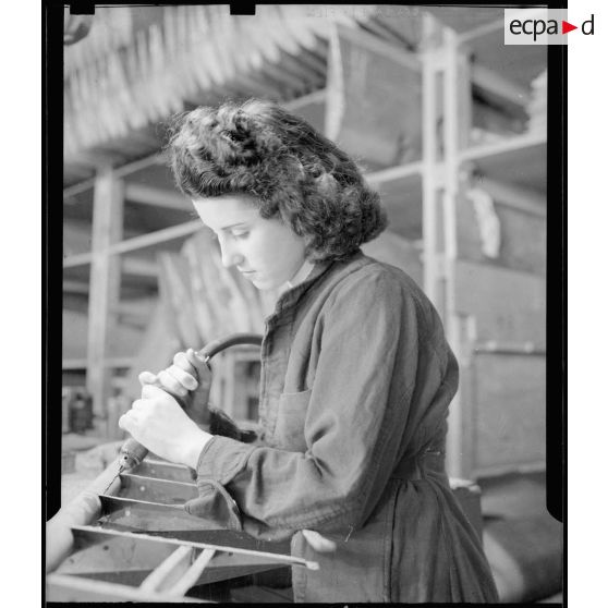 Dériveteuse au travail à l'atelier de Blida.