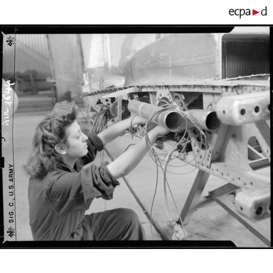 Montage des commandes de vol d'un avion à l'atelier de Blida.