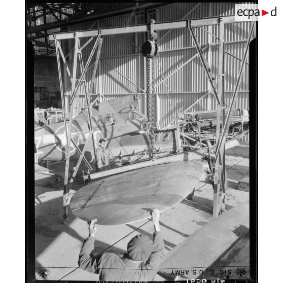 Remontage des plans d'un Spitfire à l'atelier de Blida.