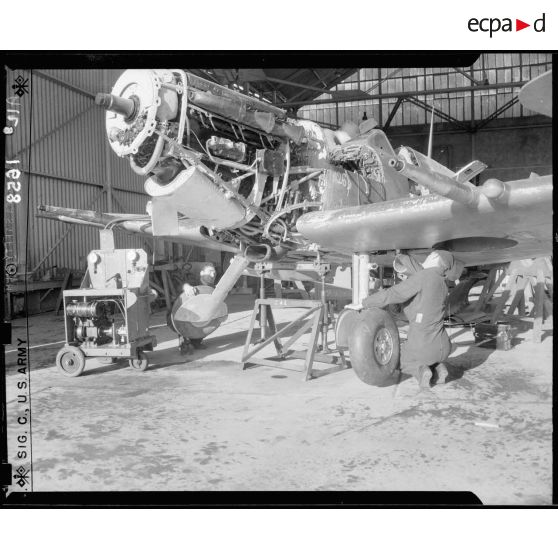 Vérification du train d'atterrissage d'un Spitfire à l'atelier de Blida.