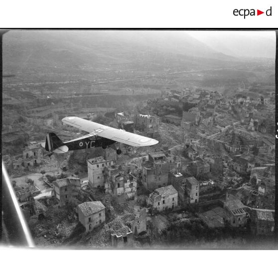 Vue aérienne de Miguano en Italie survolé par un "Piper-Cub".