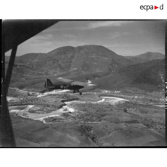 Vue aérienne de la vallée de Porcina en Italie survolé par un "Piper-Cub".