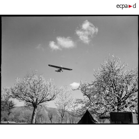 Piper Cub dans le ciel d'Italie.