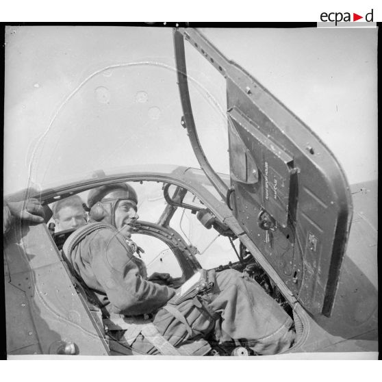 Pilote dans son cockpit.