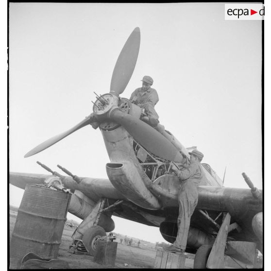 Les mécaniciens du goupe de chasse I/4 "Navarre" réparent et entretiennent les Hawker Hurricane IIC. On remarque le filtre tropical sous le nez de l'appareil.