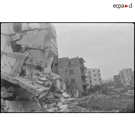 Progression dans le quartier d'Achrafieh, à l'est de Beyrouth, dévasté par la guerre civile.