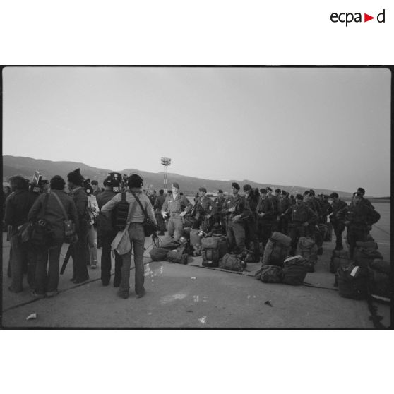 Des parachutistes du 3e régiment parachutiste d'infanterie de marine (3e RPIMa) sur le tarmac de l'aéroport après leur débarquement.