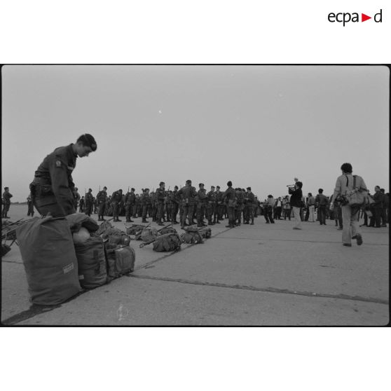 Des parachutistes du 3e régiment parachutiste d'infanterie de marine (3e RPIMa) sur le tarmac de l'aéroport après leur débarquement.